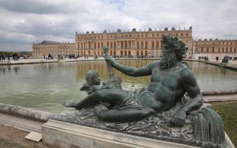 Bărbat arestat, după ce a intrat prin efracţie în Palatul Versailles. Purta un cearșaf şi pretindea că este rege
