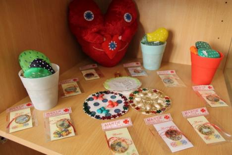 „Vestitorii primăverii”: Tinerii din Asociaţia Down Oradea vând produse handmade la Biblioteca Judeţeană (FOTO)