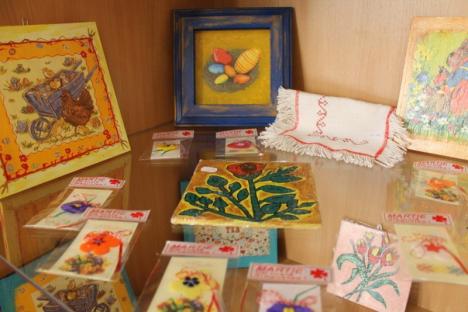 „Vestitorii primăverii”: Tinerii din Asociaţia Down Oradea vând produse handmade la Biblioteca Judeţeană (FOTO)