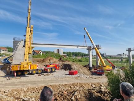 Lucrări de amploare la viaductul din Băile Felix: a început montarea grinzilor lungi de 40 metri și grele de până la 65 tone (FOTO)