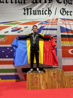 Tânărul sportiv orădean Beniamin Iluţ a devenit dublu vicecampion mondial la Muay Thai, în versiunea ISKA (FOTO)