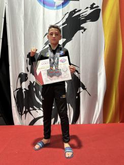 Tânărul sportiv orădean Beniamin Iluţ a devenit dublu vicecampion mondial la Muay Thai, în versiunea ISKA (FOTO)