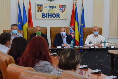Primarii din Bihor, instruiţi despre finanţările pe care le pot atrage de la Fondul de Mediu (FOTO)