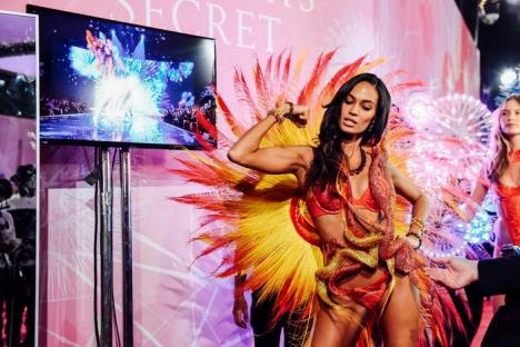 Cele mai sexy manechine, într-o nouă ediţie a Victoria's Secret Fashion Show (FOTO)