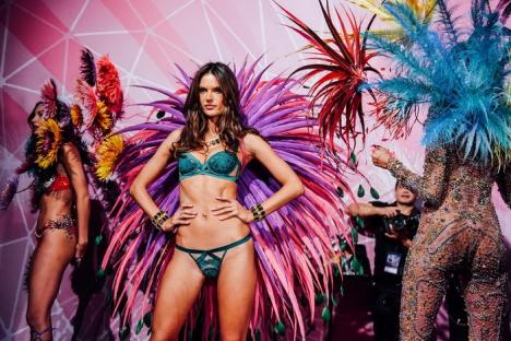 Cele mai sexy manechine, într-o nouă ediţie a Victoria's Secret Fashion Show (FOTO)