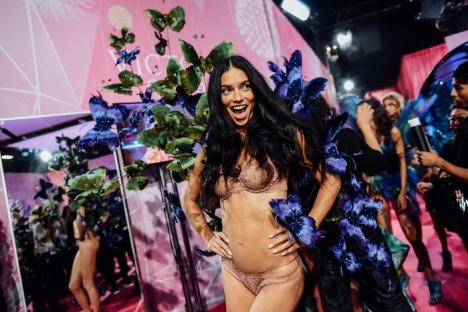 Cele mai sexy manechine, într-o nouă ediţie a Victoria's Secret Fashion Show (FOTO)