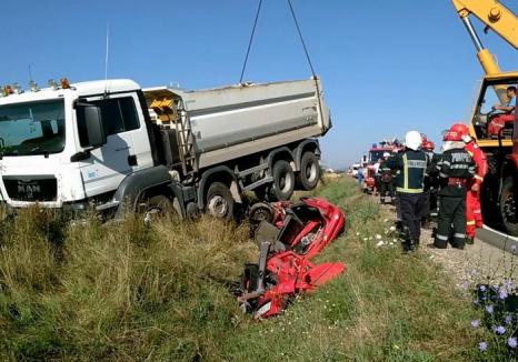 Accident mortal în Bihor: Un tânăr a decedat după ce a intrat cu maşina sub un camion (VIDEO)