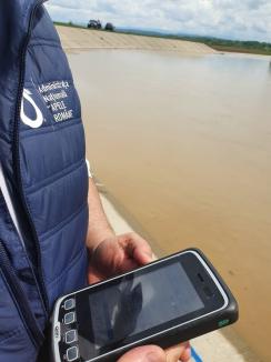 Viitura de pe Crișul Negru avansează spre Ungaria. Mai multe râuri din Bihor rămân sub cod portocaliu de inundaţii (FOTO / VIDEO)