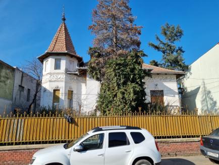 Încă o încercare, a cincea: Consiliul Județean Bihor repetă licitația pentru vânzarea „vilei PCR” din Parcul Brătianu, dar la un preț mai mic