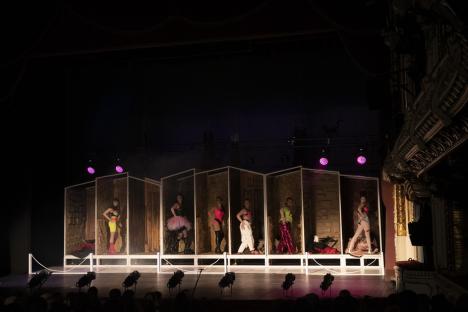 Premiera naţională 'Vinegar Tom', la Teatrul Regina Maria: O poveste despre condiţia femeii în societate, sexism şi vrăjitorie