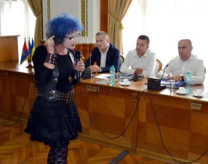 Scandal în Consiliul Local: Pictoriţa Vioara Bara i-a reproşat primarului Ilie Bolojan că investeşte în astfalt ignorând cultura (VIDEO)