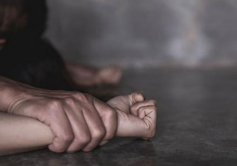 O femeie din Nucet, răpită şi violată pe DN76, în comuna Vârfurile