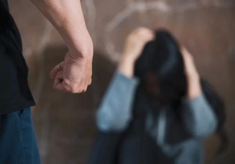 Caz şocant în Bihor: Trei copii au fost violaţi, luni în şir, de un bărbat care îşi filma abuzurile