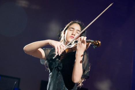 Violonistă de 16 ani pe scena Filarmonicii Oradea