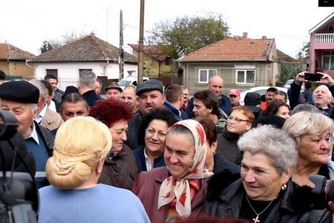 “Ce frumoasă e!”: Viorica Dăncilă a făcut baie de mulţime... mică, la debutul vizitei în Bihor (FOTO / VIDEO)
