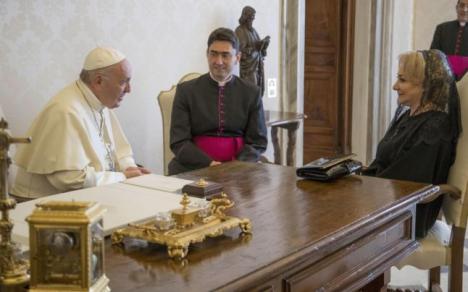 Viorica Dăncilă i-a dus Papei seminţe de ceapă, de castraveţi şi roşii. Premierul a minţit cu privire la durata întâlnirii (FOTO)