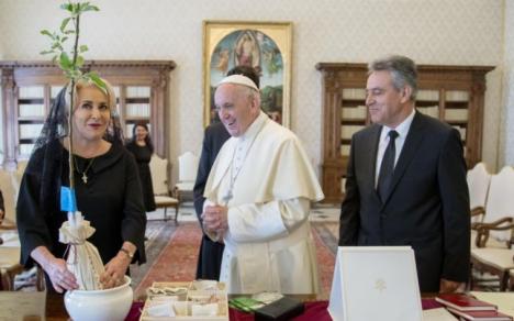 Viorica Dăncilă i-a dus Papei seminţe de ceapă, de castraveţi şi roşii. Premierul a minţit cu privire la durata întâlnirii (FOTO)
