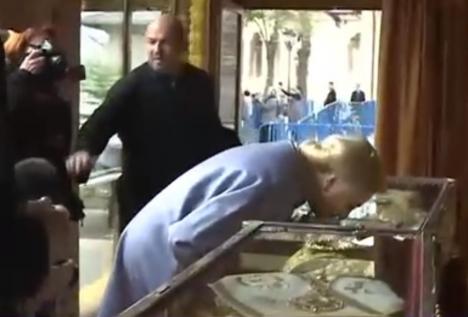 Speranţa e în… Cel de Sus! Premierul Viorica Dăncilă a mers la moaştele Sfântului Dumitru: 'Am venit să mă rog pentru binele poporului' (VIDEO)