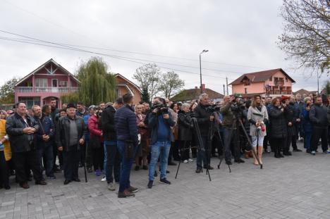 “Ce frumoasă e!”: Viorica Dăncilă a făcut baie de mulţime... mică, la debutul vizitei în Bihor (FOTO / VIDEO)