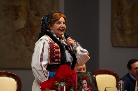 Cântecul dorului nesfârșit: Interpreta de muzică populară Viorica Flintașu și-a lansat autobiografia la Muzeul Țării Crișurilor din Oradea (FOTO/VIDEO)