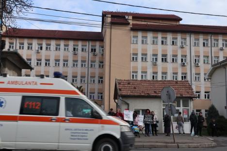 Incidente la vizita Vioricăi Dăncilă la Maternitatea Oradea: Protestatari, accident rutier şi... un ministru blocat în lift (FOTO / VIDEO)
