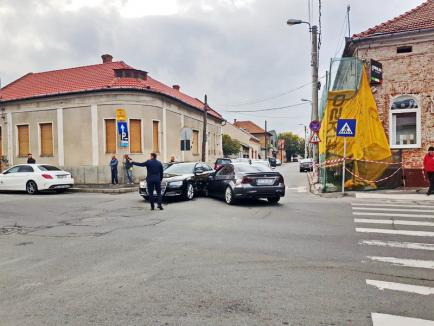 Incidente la vizita Vioricăi Dăncilă la Maternitatea Oradea: Protestatari, accident rutier şi... un ministru blocat în lift (FOTO / VIDEO)