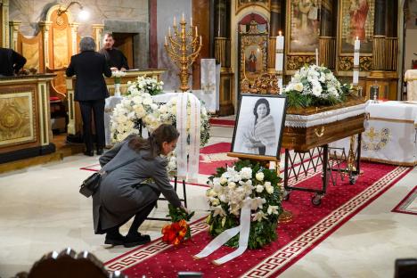 Episcopul greco-catolic de Oradea, Virgil Bercea, lângă sicriul sopranei Virginia Zeani: 'A fost ca o mamă' (FOTO/VIDEO)