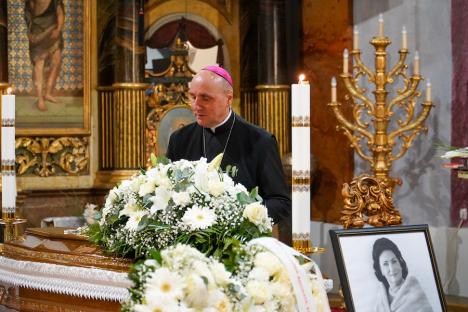 Episcopul greco-catolic de Oradea, Virgil Bercea, lângă sicriul sopranei Virginia Zeani: 'A fost ca o mamă' (FOTO/VIDEO)