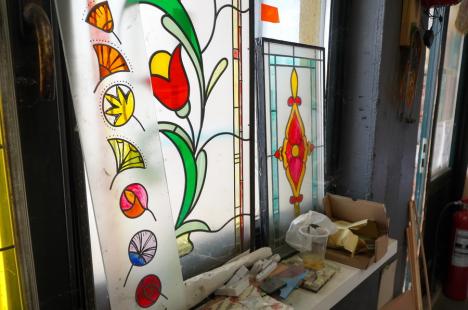 Meșter de lumină: Un orădean s-a specializat în arta vitraliilor, a icoanelor pe sticlă, restaurării și miniaturii. Vezi ce e în stare să facă! (FOTO)