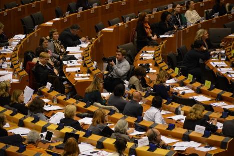 Europarlamentarul Pavel vrea strategie naţională pentru alfabetizarea românilor (FOTO)