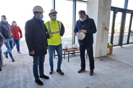 Noua sală polivalentă din Oradea ar putea fi predată la sfârşitul verii, au anunţat Cseke Attila şi Florin Birta. Vezi cum arată construcţia! (FOTO / VIDEO)