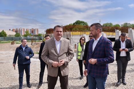 Din toamnă, Oradea va avea încă un bazin didactic de înot în Ioșia și o creșă în Nufărul. Ministrul Cseke a inspectat șantierele cu primarul Birta