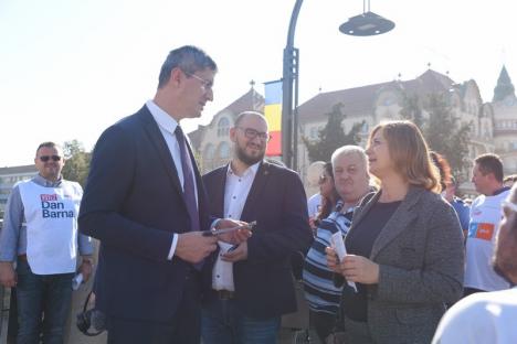 Prezidenţiabilul Dan Barna, la Oradea: A făcut selfie-uri, i-a dat autograf lui Emeric Ienei şi le-a spus orădenilor că acuzaţiile la adresa lui sunt 'minciuni' (FOTO / VIDEO) 