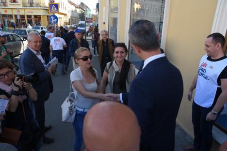 Prezidenţiabilul Dan Barna, la Oradea: A făcut selfie-uri, i-a dat autograf lui Emeric Ienei şi le-a spus orădenilor că acuzaţiile la adresa lui sunt 'minciuni' (FOTO / VIDEO) 