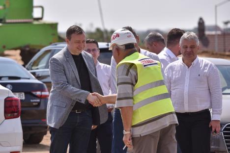 Ministrul Grindeanu, „inspecție” din elicopter pe șantierul drumului dintre Oradea și Autostradă. Cine l-a așteptat la sol și de ce? (FOTO/VIDEO)