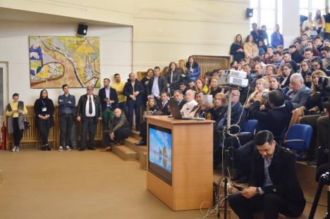 Traian Băsescu, lecţie despre Europa şi campanie electorală subtilă, în faţa studenţilor orădeni (FOTO/VIDEO)