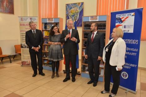 Ambasadorul Hans Klemm a inaugurat un 'raft american' în Biblioteca Judeţeană. Ce spune despre vizele pentru Statele Unite (FOTO/VIDEO)