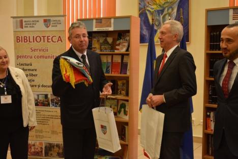 Ambasadorul Hans Klemm a inaugurat un 'raft american' în Biblioteca Judeţeană. Ce spune despre vizele pentru Statele Unite (FOTO/VIDEO)