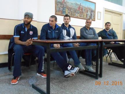 Baschetbaliştii orădeni şi-au spus poveştile într-o întâlnire cu deţinuţii din Penitenciarul Oradea (FOTO)