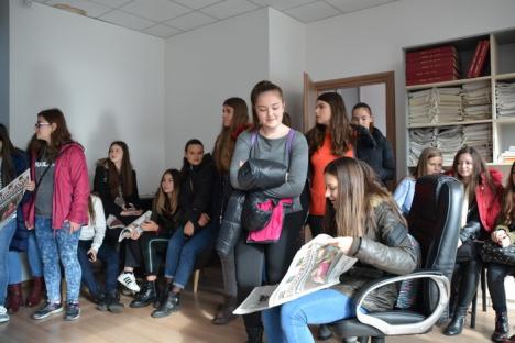 Şcoala altfel, la BIHOREANUL: Elevi de la Colegiul Mihai Eminescu au discutat cu jurnaliştii despre ştiri adevărate şi 'fake news' (FOTO)