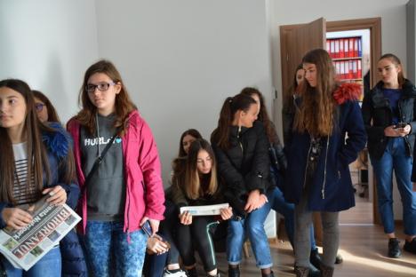 Şcoala altfel, la BIHOREANUL: Elevi de la Colegiul Mihai Eminescu au discutat cu jurnaliştii despre ştiri adevărate şi 'fake news' (FOTO)