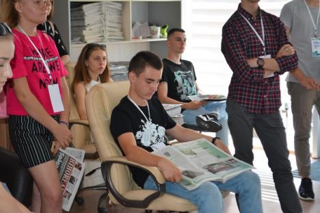 Şcoala de vară a Universităţii se ţine şi la BIHOREANUL: Viitorii studenţi au aflat cum lucrează jurnaliştii orădeni (FOTO)