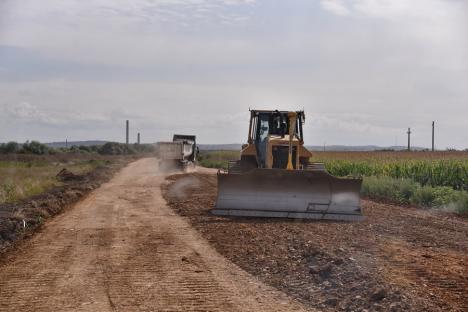 Centurile Sântandrei și Nojorid vor avea primul strat de asfalt la toamnă, iar anul viitor se va circula pe amândouă (FOTO/VIDEO)