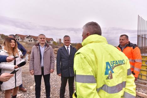 Laude de la ministrul Dezvoltării pe șantierul inelului metropolitan de lângă Oradea: „Multe administrații nu reușesc să întrețină drumurile existente” (FOTO)
