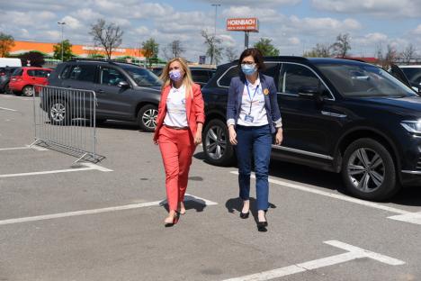 Vaccinaţi de ministru: Ioana Mihăilă a administrat doze de ser anti-Covid la centrul drive-through din Oradea şi într-un cabinet din Oşorhei (FOTO / VIDEO)