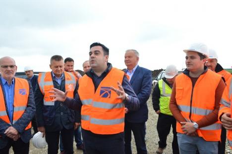 Ministrul Transporturilor, campanie deşănţată pe mini-şantierul autostrăzii între Biharia – Borş: „Un proiect al PSD”, „astăzi lansăm în forţă această investiţie” (FOTO / VIDEO)