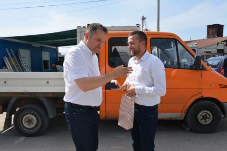 O nouă vizită a ministrului Cseke și primarului Birta pe șantierul Sălii Polivalente. UDMR-istul i-a dat liberalului un vin de ziua lui (FOTO)