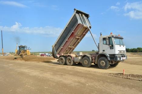 Ministrul Transporturilor în Bihor, pe șantierul autostrăzii Transilvania: „Până la finalul anului vom da în folosință lotul Borș – Biharia” (FOTO / VIDEO)