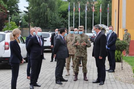 Vizită misterioasă: Premierul Ludovic Orban a trecut pe la centrul de spionaj NATO din Oradea, dar fără să ofere vreun detaliu (FOTO / VIDEO)