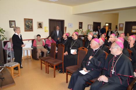Episcopii catolici îl invită pe Papa Francisc în România